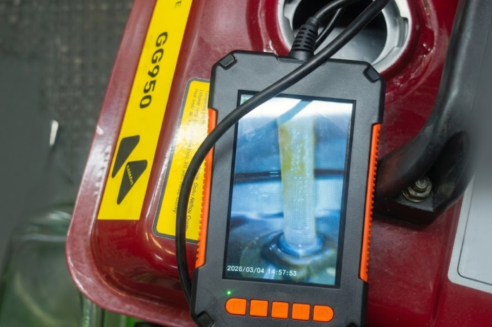Inspección interna de tanque de combustible de generador eléctrico mediante cámara endoscópica.