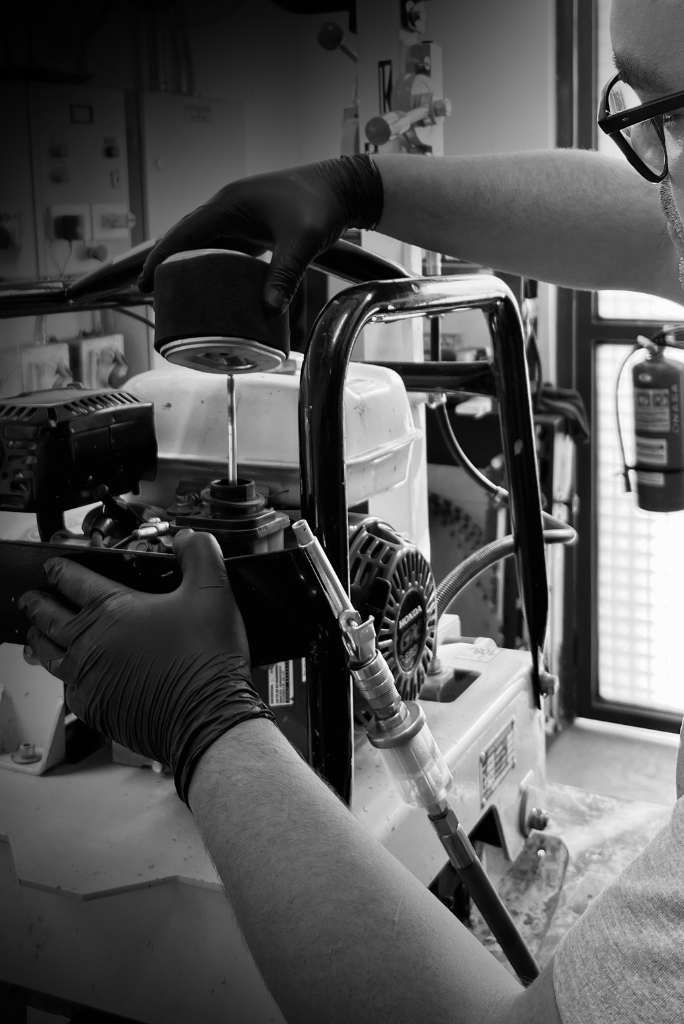 Técnico realizando mantenimiento preventivo de motor Honda GX - Casa Inalámbrica Lima